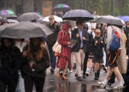 英国天气:英国气象局发布预警，延时拍摄显示今天英国将有暴雨