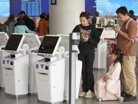 美国参议员盘问航空公司官员关于座位和行李托运费用的问题