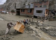 玻利维亚暴雨导致泥浆涌入首都，造成1人失踪，房屋被毁