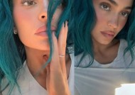 凯莉·詹娜(Kylie Jenner)带着她标志性的“凯莉国王”造型，一头充满活力的蓝色头发